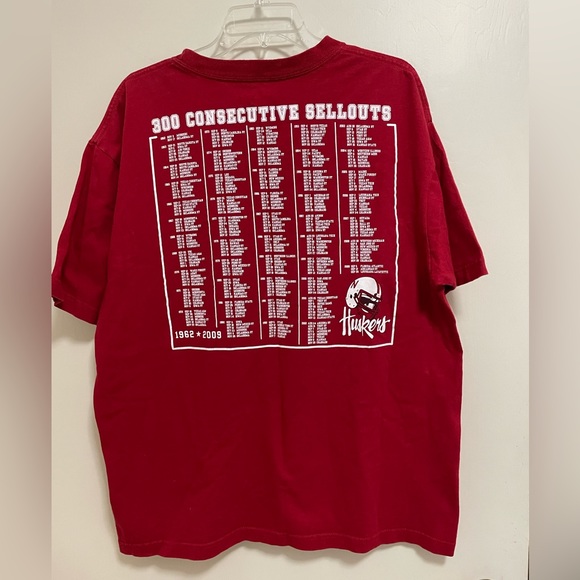 Nebraska Huskers Collectible T-Shirt 300 Consecutive Sellouts 1962-2009 - Picture 4 of 5